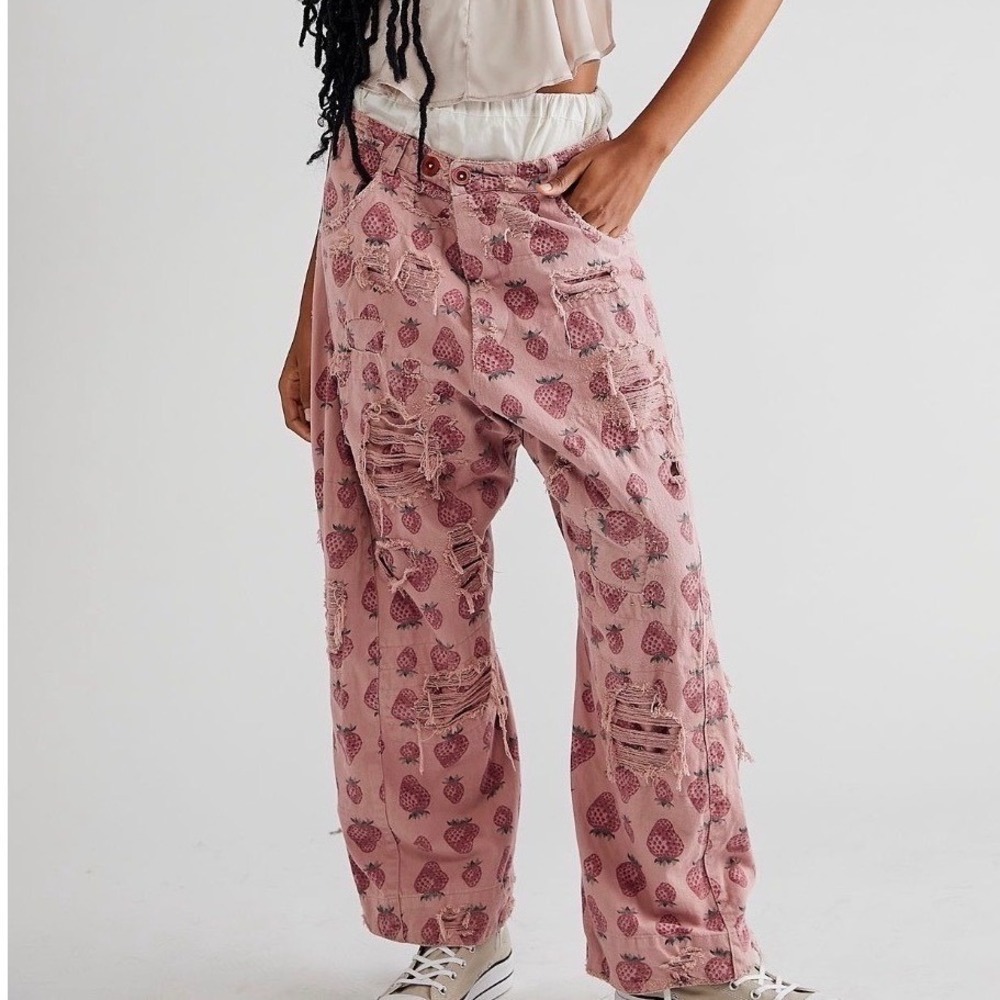 Magnolia Pearl 💋 Sweet Kiss 🍓 Strawberry Distrssed Jeans 🔥 SOLD OUT NWT 🔥